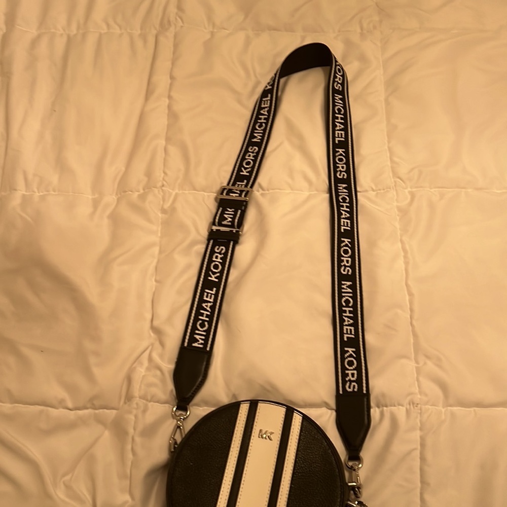 Black and white Michael Kors bag, - Picture 3 of 3